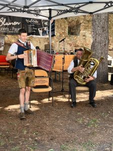 Musikanten spielen auf einem Fest in Niederösterreich mit Ziehharmonika und Tuba.