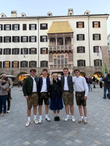 Fünf Jugendliche in Tracht vor dem Goldenen Dachl in Innsbruck